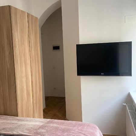 Tiny Twix Room In The City Centre ليوبليانا المظهر الخارجي الصورة